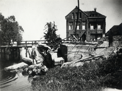 14720 Gezicht op de door Duitse troepen op 6 mei 1945 vernielde Vaartbrug over het Omleidingskanaal in de Kerkewijk te ...